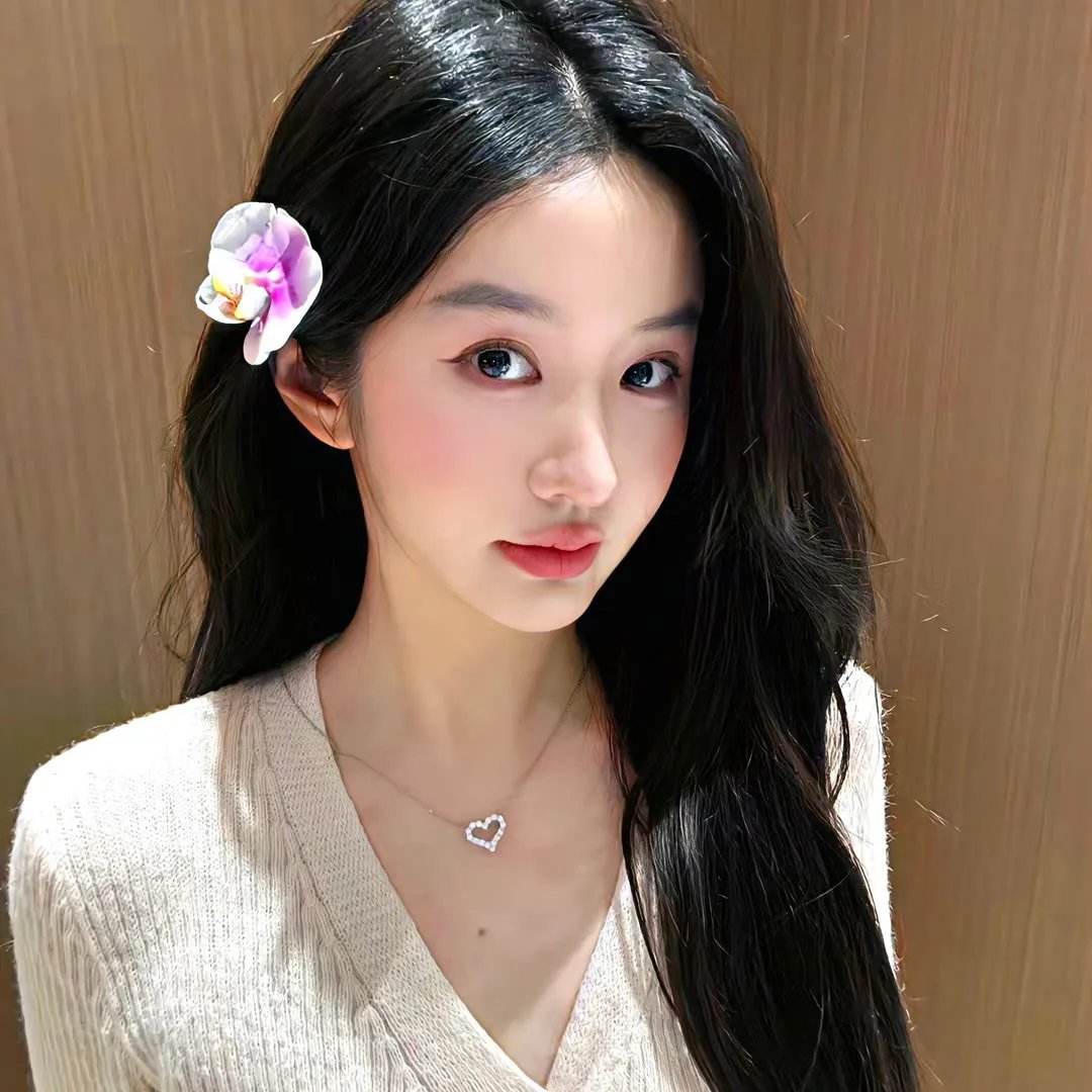 她比春色更怡人